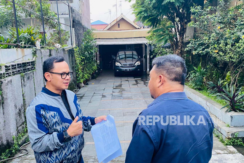 Wali Kota Bogor, Bima Arya Sugiarto, melakukan sidak ke rumah warga di Kelurahan Paledang, Kecamatan Bogor Tengah usai menerima laporan dugaan kecurangan dalam sistem zonasi Penerimaan Peserta Didik Baru (PPDB) di SMA negeri, Kamis (6/7/2023).