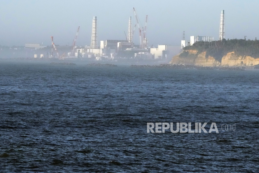 Pembangkit listrik tenaga nuklir Fukushima Daiichi, rusak akibat gempa bumi dan tsunami besar pada 11 Maret 2011, terlihat dari dekat pelabuhan perikanan Ukedo di kota Namie, timur laut Jepang, Kamis, (24/8/2023).