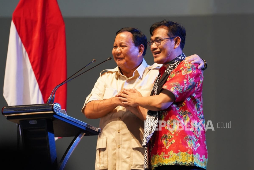 Calon presiden dari Partai Gerindra Prabowo Subianto dan politisi PDIP Budiman Sudjatmiko berfoto bersama dalam acara Deklarasi Prabowo-Budiman Bersatu (Prabu) di Kota Semarang, Jawa Tengah, Jumat (18/8/2023). Dalam acara itu, Budiman mendeklarasikan dukungan kepada Prabowo sebagai calon presiden Pilpres 2024.