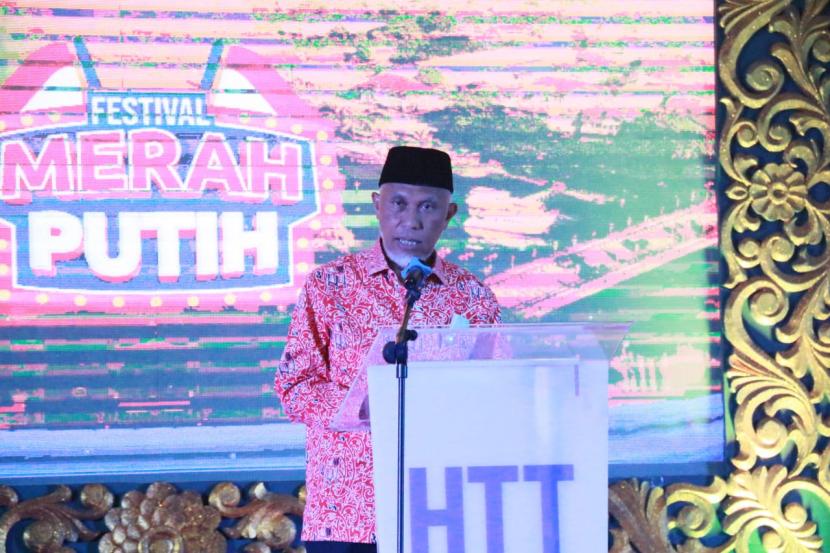 Gubernur Sumatera Barat, Buya Mahyeldi, mengapresiasi Bazar Festival Merah Putih yang diselenggarakan oleh Himpunan Tjinta Teman (HTT) Pusat Padang, di Gedung HTT Kampung Pondok, Sabtu (13/8/2022).