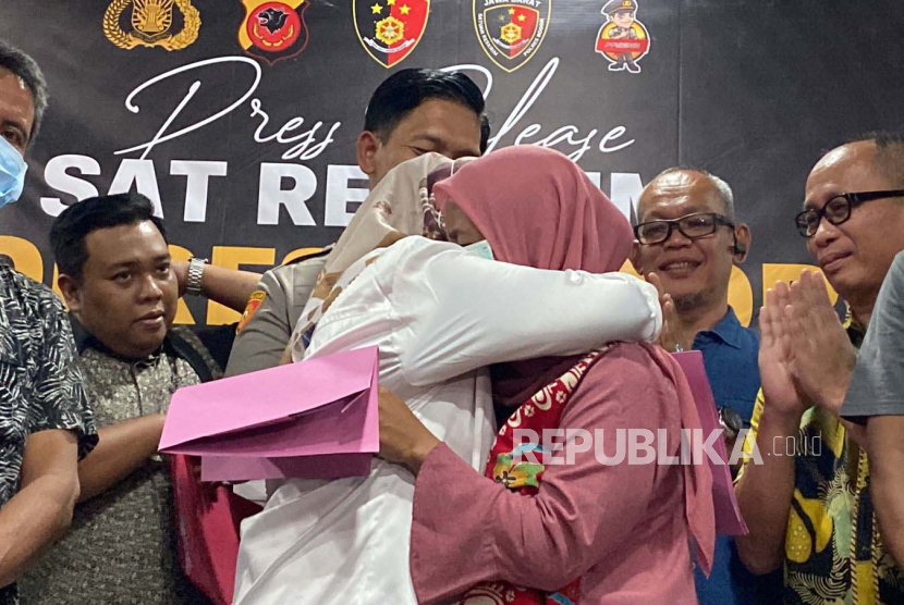 Polres Bogor mengungkapkan dua bayi yang dilahirkan di RS Sentosa Bogor pada Juli 2022 memang tertukar dari hasil tes DNA yang dilakukan pada Senin (21/8/2023). Dua ibu yakni Siti Mauliah dan D pun saling berpelukan dalam konferensi pers pada Jumat (25/8/2023) malam di Mapolres Bogor.