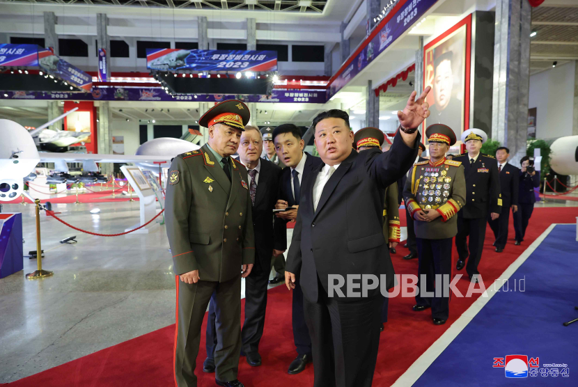 Pemimpin Korut Kim Jong-un (kanan) bersama Menhan Rusia Sergei Shoigu di Pyongyang, 26 Juli 2023.