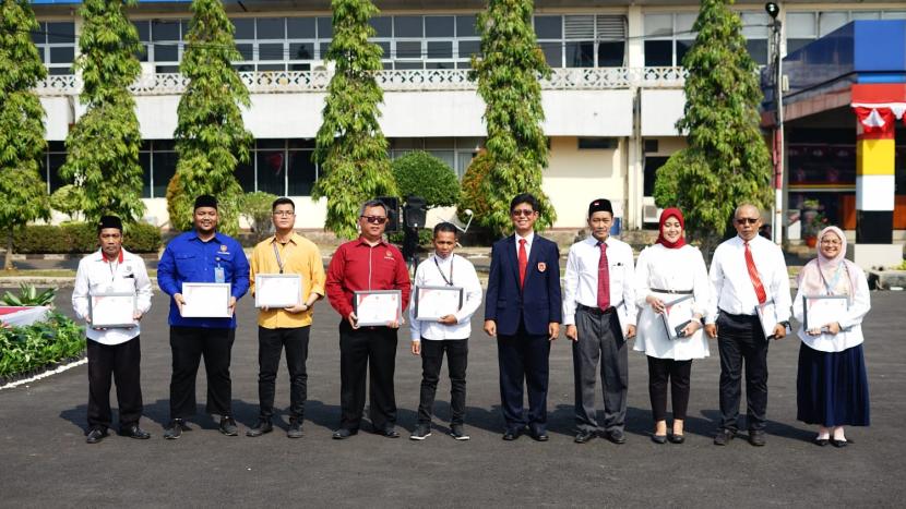 Rektor Unkris Dr Ayub Muktiono (pakai jas) berfoto bersama dosen dan karyawan penerima penghargaan dalam Peringatan HUT ke-78 Kemerdekaan RI, di Kampus Unkris, Kamis (17/8/2023).