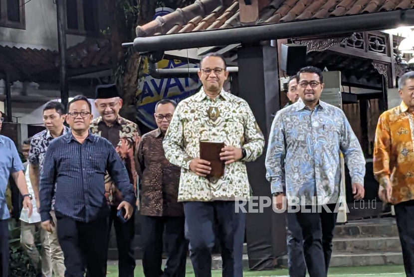 Bakal calon presiden (capres), Anies Rasyid Baswedan bersama Tim 8 Koalisi Perubahan untuk Persatuan usai menemui Ketua Majelis Tinggi Partai Demokrat, Susilo Bambang Yudhoyono (SBY) di kediamannya, Kabupaten Bogor, Jumat (25/8/2023) malam.