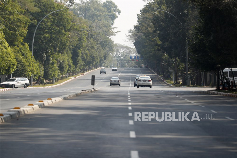 Mobil melaju di jalan kosong di Yangon, Myanmar, 1 Februari 2023. Militer Myanmar memperpanjang keadaan darurat .