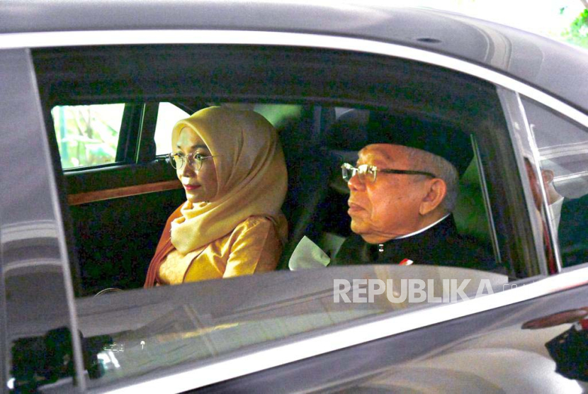 Wakil Presiden KH Maruf Amin bersama istri menggunakan pakaian Demang khas adat Betawi, Provinsi DKI Jakarta saat menghadiri Sidang Tahunan MPR dan Sidang Bersama DPR dan DPD Tahun 2023 di Kompleks Parlemen, Senayan, Jakarta, Rabu (16/8/2023).