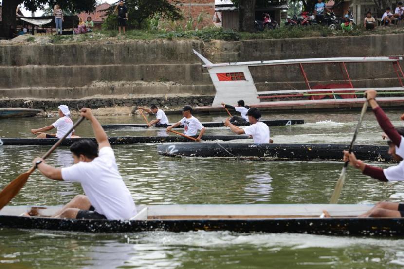 Perlombaan Pacu Prahu Tradisional di Wisata Danau Sipin, Legok, Kota Jambi.