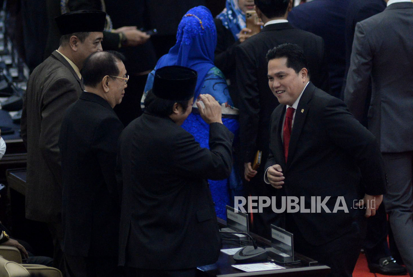 Menteri BUMN Erick Thohir berbincang saat menghadiri Sidang Tahunan MPR dan Sidang Bersama DPR dan DPD Tahun 2023 di Gedung Nusantara, Kompleks Parlemen, Senayan, Jakarta, Rabu (16/8/2023). Para menteri Kabinet Indonesia tampak mengahdiri sidang tahunan MPR 2023 tersebut. Agenda utama Sidang Tahunan MPR dimulai dengan pidato pengantar Ketua MPR dalam rangka sidang tahunan MPR. Kemudian, Pidato Presiden dalam rangka penyampaian laporan kinerja lembaga-lembaga negara dan Pidato Kenegaraan dalam rangka HUT Ke-78 Republik Indonesia.