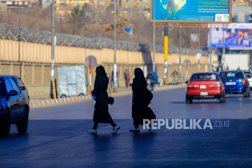 Pelajar perempuan Afghanistan meninggalkan Kabul University di Kabul, Afghanistan, 21 Desember 2022.