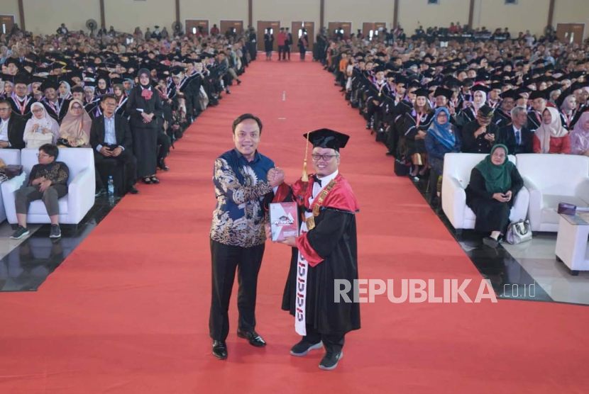 Telkom University mewisuda 1.479 lulusan dari seluruh fakultas, Sabtu (26/8/2023) secara luring. Mereka diharapkan bersaing di dunia kerja dan usaha serta menjadi problem solving di masyarakat.