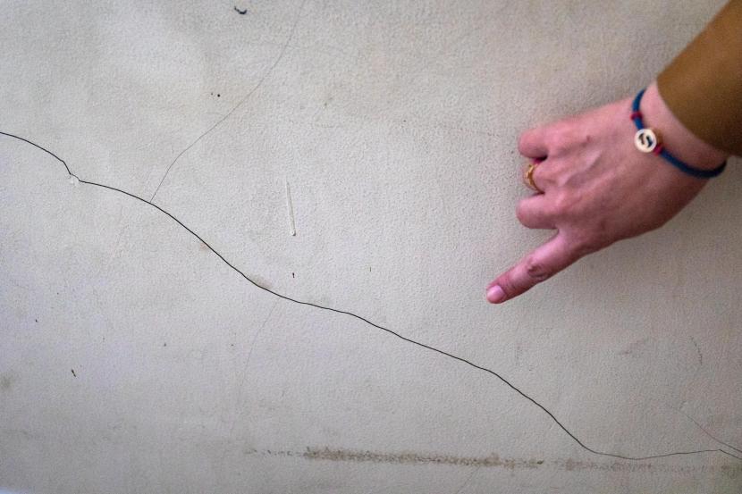 Tembok retak akibat gempa swarm (ilustrasi). Badan Geologi ESDM megungkapkan penyebab suara dentuman misteris di Sumenep, Jawa Timur.