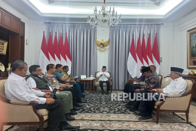 Wakil Presiden KH Maruf Amin memanggil Menteri Koordinator Bidang Politik Hukum Keamanan, Panglima TNI, BNPB, dan Bulog terkait penanganan kasus kekeringan dan kelaparan di Kabupaten Puncak, Papua Tengah, Rabu (2/8/2023).