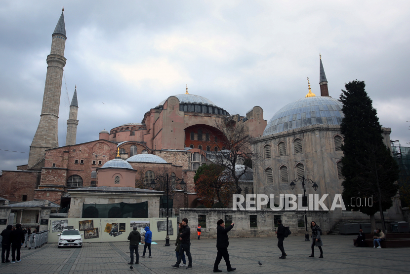 Wisatawan dari berbagai negara mengunjungi Masjid Hagia Sophia di Istanbul, Turki.