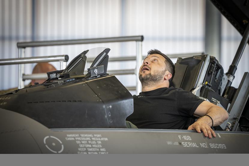 Presiden Ukraina Volodymyr Zelenskyy duduk di jet tempur F-16 yang akan disumbangkan dari Denmark dan Belanda