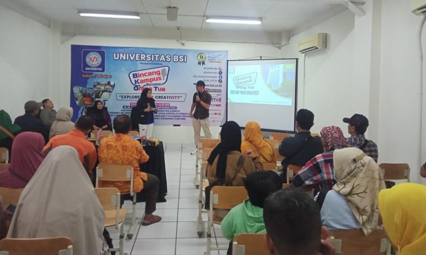 Universitas BSI (Bina Sarana Informatika) kampus Margonda, Depok, menggelar acara Bincang Kampus Orang Tua (BKOT). Acara yang mengambil tema “Explore Your Creativity” itu diadakan  di Universitas BSI kamphs Margonda, jl. Raya Margonda No.8 Depok,  Ahad (12/8/2023).