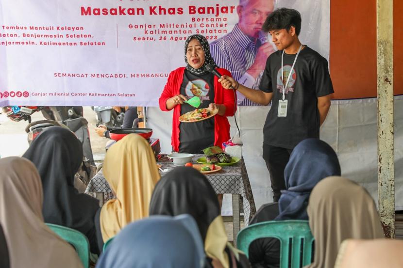 Pelatihan pembuatan makanan pais patin untuk ibu-ibu di Kelayan Selatan, Kecamatan Banjarmasin Selatan, Kota Banjarmasin, Kalsel.