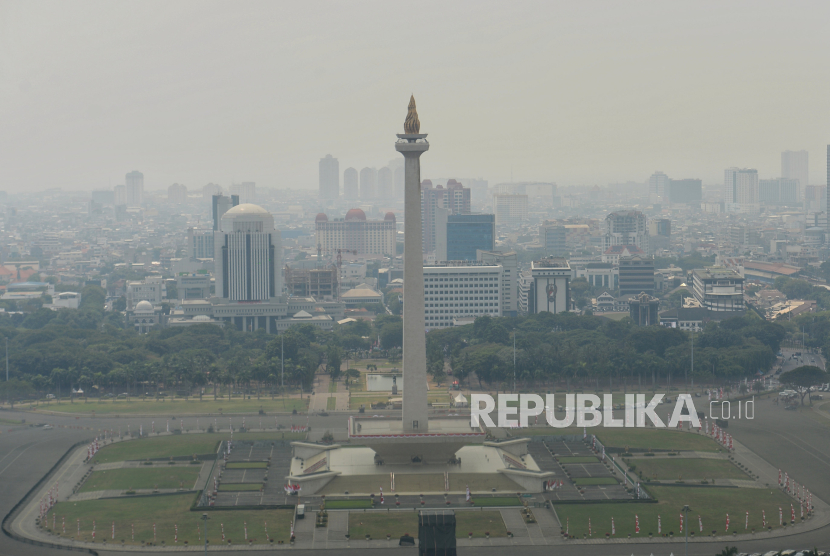 Kondisi polusi di langit Jakarta terlihat dari Gedung Perpustaakan Nasional, Jakarta, Senin (14/8/2023). Usulan pemberian insentif untuk pekerja rentan polusi dinilai berpotensi diskriminasi
