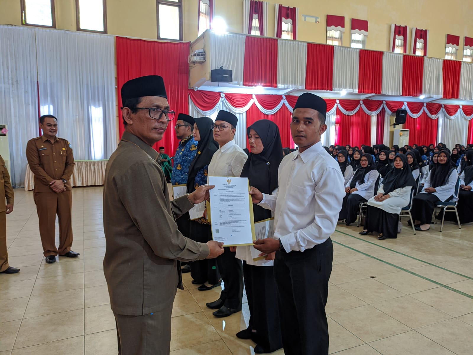 Bupati Aceh Selatan Serahkan SK PPPK Serta Pengangkatan Pertama Jabatan Fungsional