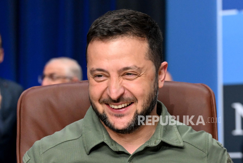 Presiden Ukraina Volodymyr Zelenskyy mengumumkan pemecatan  semua pemimpin pusat perekrutan militer regional negara itu pada Jumat (11/8/2023).