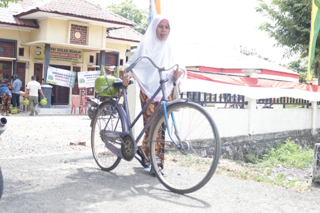 Operasi Pasar Elpiji Pemkab Aceh Besar Didistribusikan 280 Tabung Gas Melon di Simpang Tiga