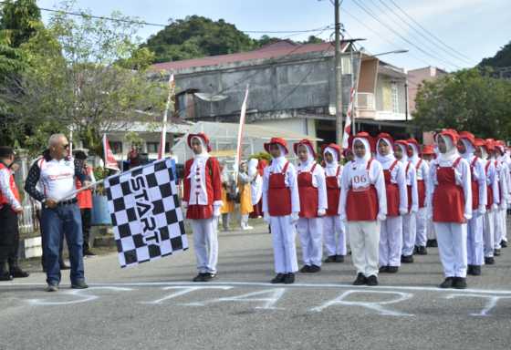 Nuansa Merah Putih Warnai Gerak Jalan Indah di Tapaktuan