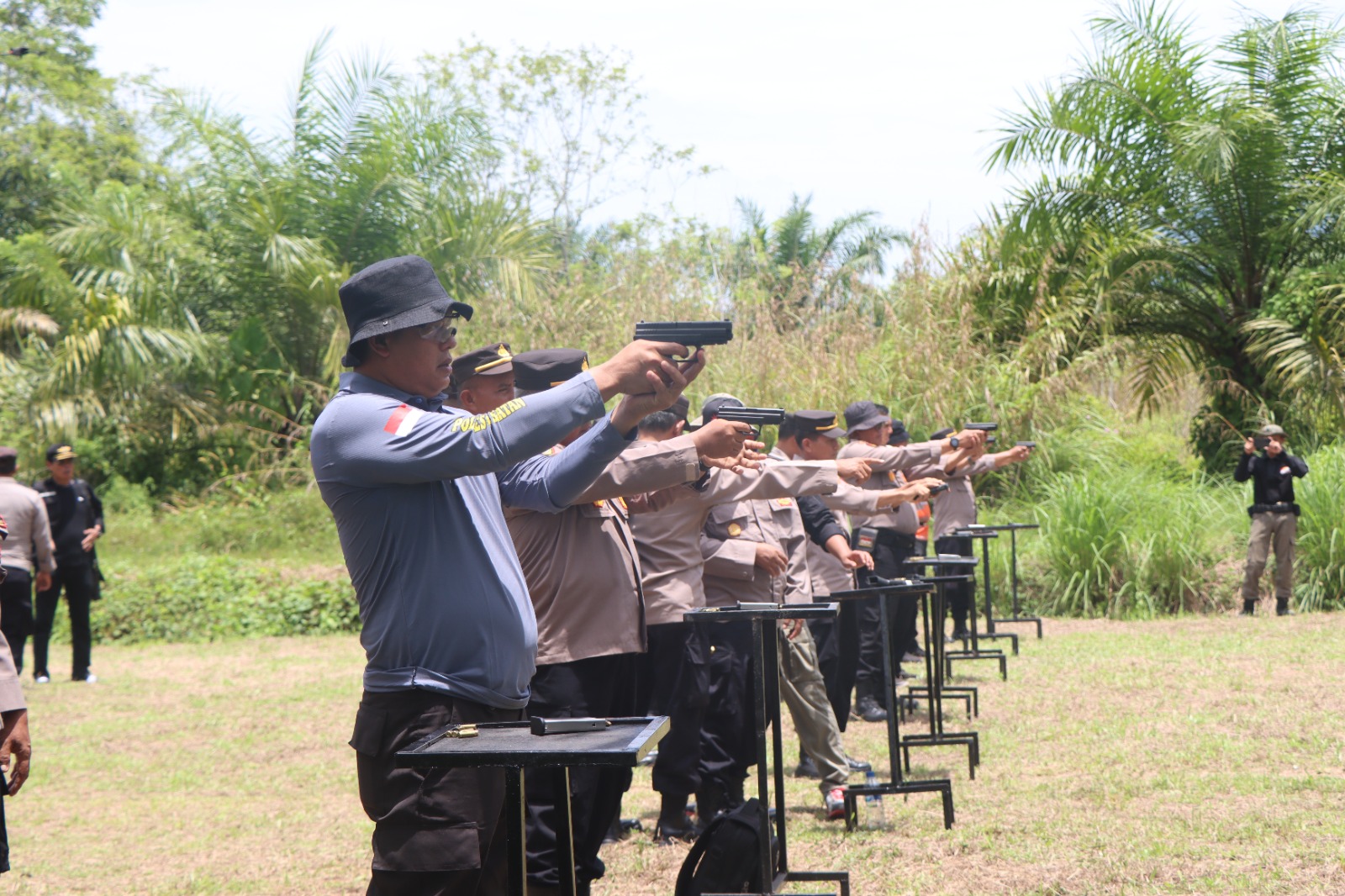 Asah Kemampuan, Polres Aceh Selatan Lakukan Latihan Menembak