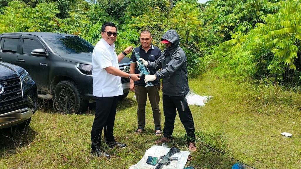 Warga Pidie Serahkan 2 Senpi M-16 Sisa Konflik Aceh ke Polisi