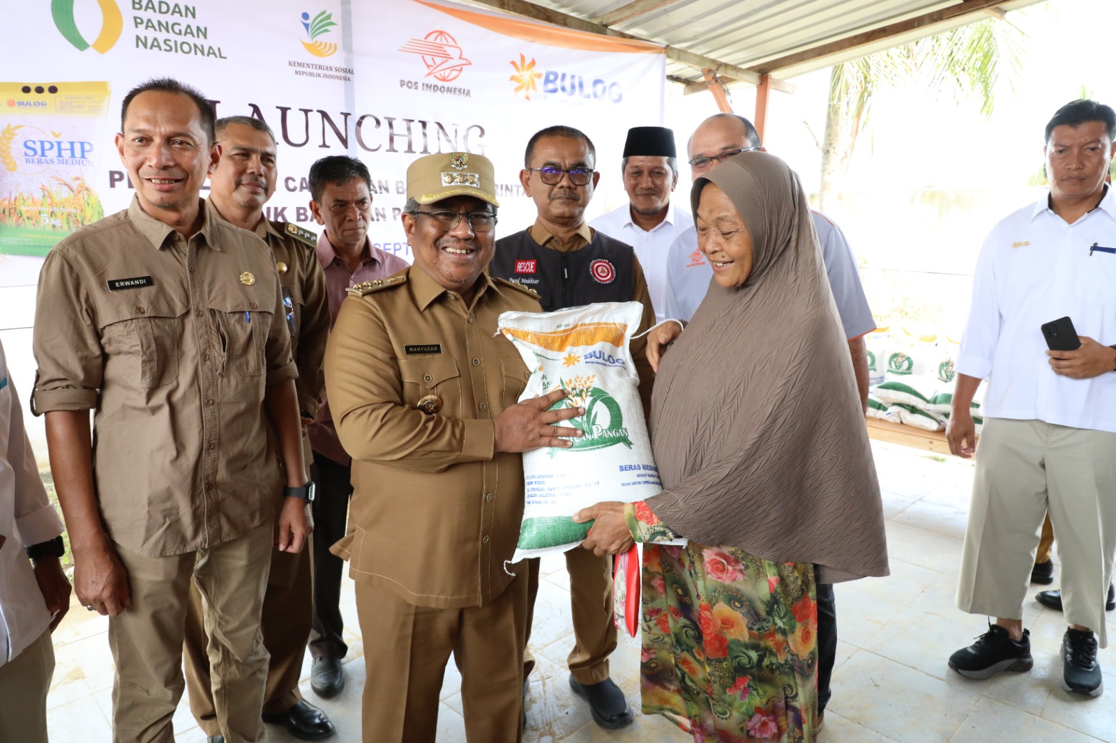 Pj Bupati Mahyuzar Serahkan Bantuan 71,8 Ton Beras CBP untuk Warga Miskin