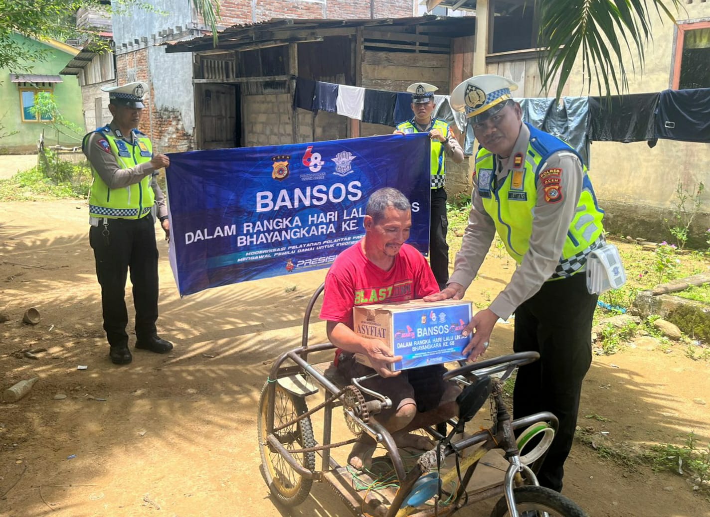Kasat Lantas Polres Aceh Selatan Anjangsana dan Salurkan Bansos untuk Masyarakat