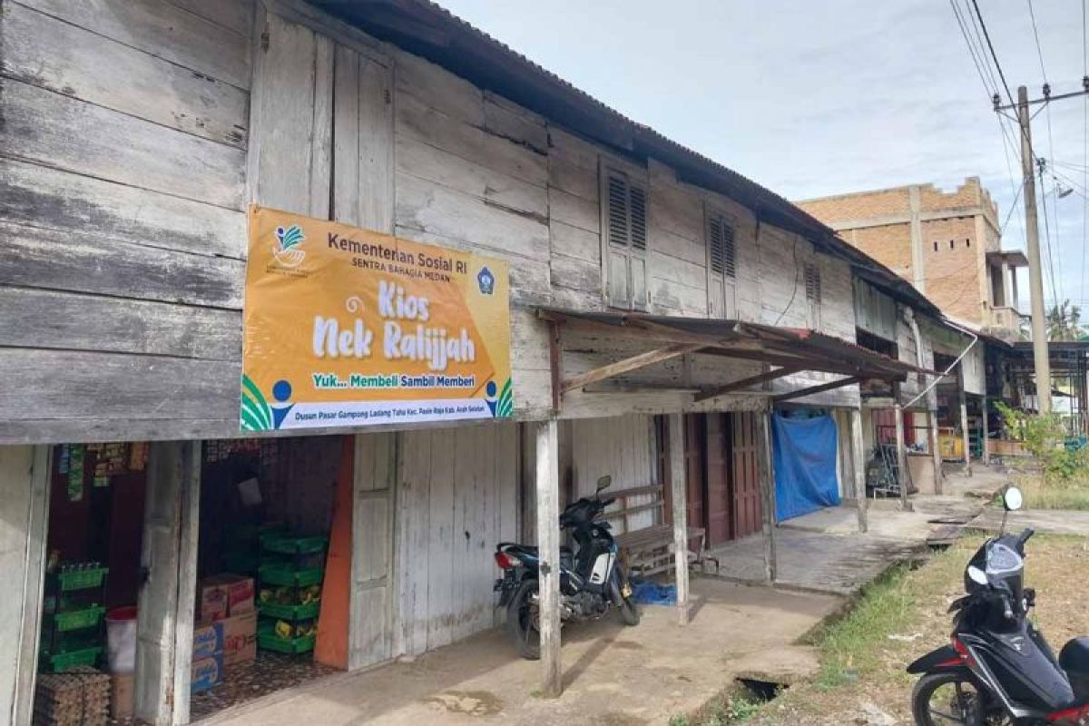 Kemensos dan Dinsos Aceh Selatan Salurkan Bantuan Atensi Kepada Lansia