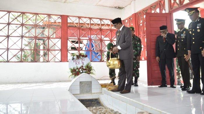 Bupati Aceh Selatan Ziarah Makam Pahlawan Pra Upacara HUT RI