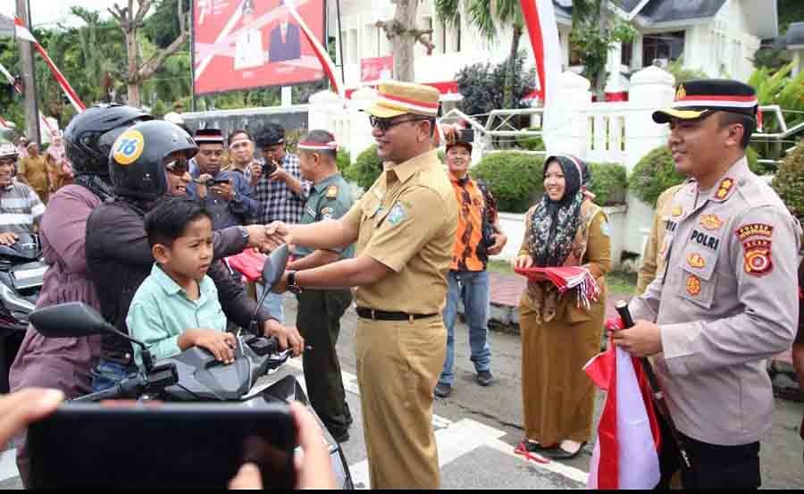 Pencanangan Gerakan Pembagian 10 Juta Bendera Merah Putih, Pemkab Aceh Selatan Bagikan Bendera Merah Putih