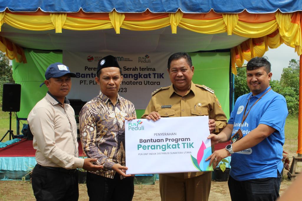 SMP 51 Muhammadiyah Sidikalang Terima Bantuan Perangkat TIK PLN Peduli