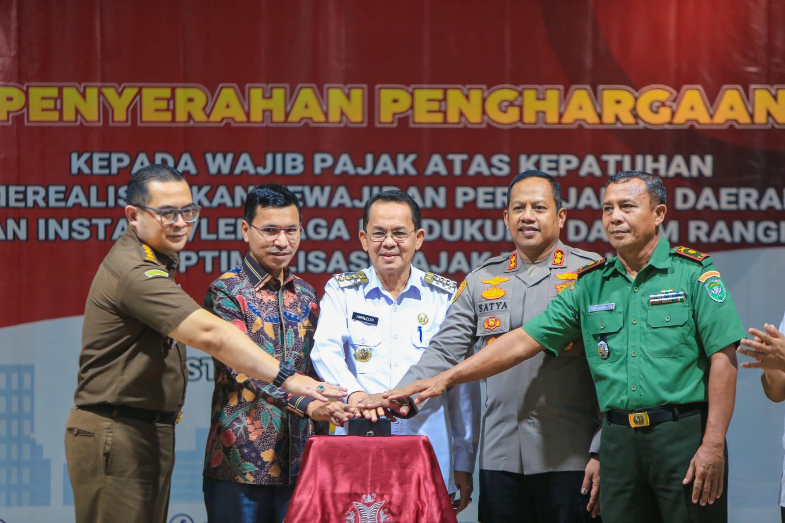 Pj Wali Kota Banda Aceh Serahkan Penghargaan bagi 30 Wajib Pajak