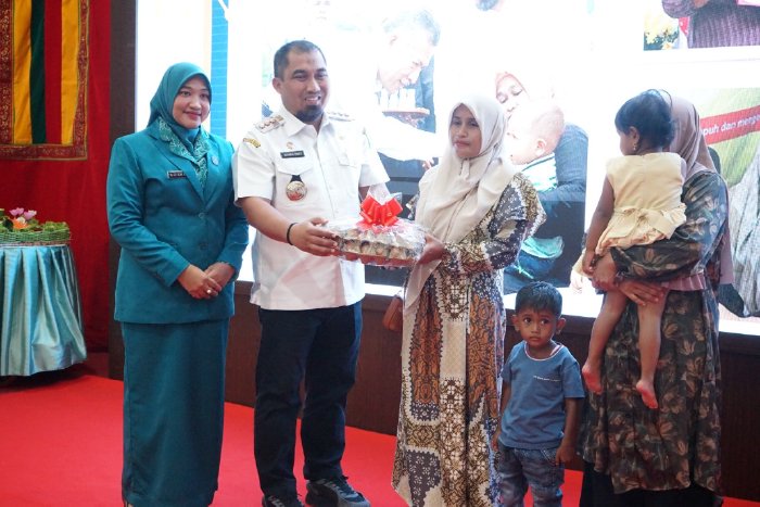 Serahkan Bantuan Anak Penderita Stunting, Iswanto Minta Camat Pertahankan Kader PKK