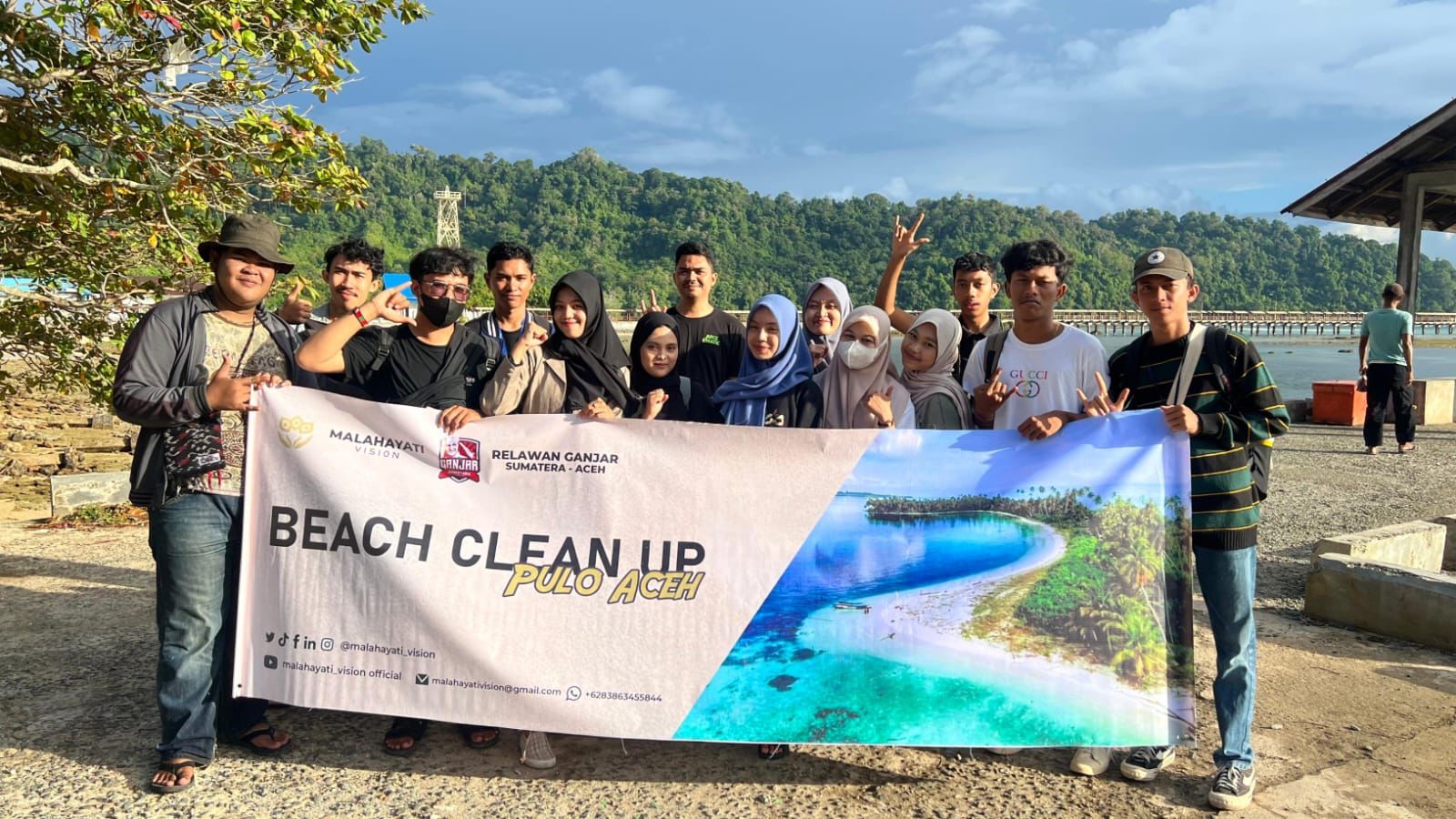 Relawan Ganjar Sumatera Aceh Gelar Kegiatan Bersih-bersih Pantai