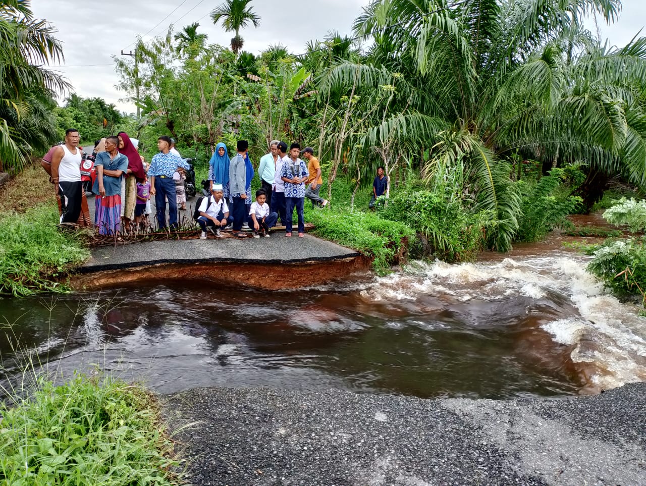 Jalan Penghubung Dua Desa di Aceh Jaya Putus Diterjang Banjir 