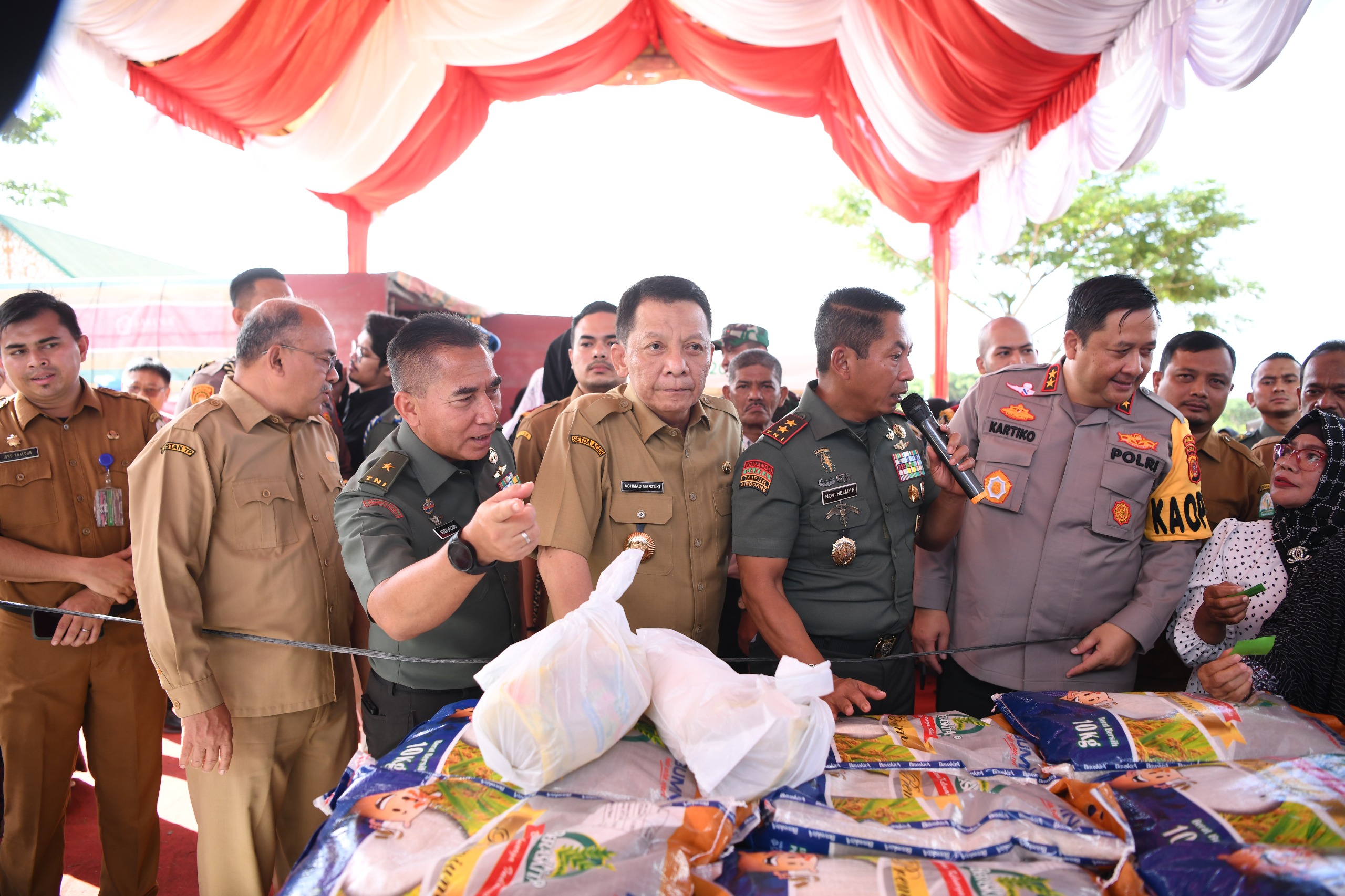 Pj Gubernur Aceh Hadiri Bakti Sosial dan Pasar Murah di Blang Padang