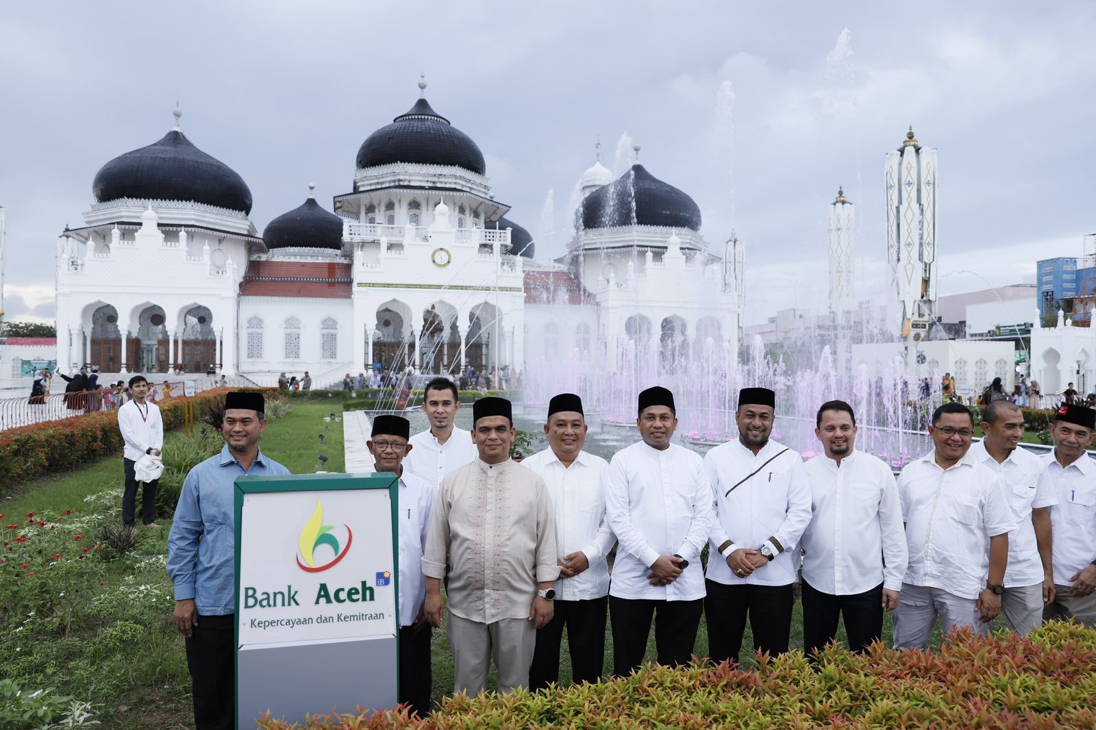 Tingkatkan kenyamanan dan Keindahan Mesjid Raya Baiturrahman, Bank Aceh Resmikan Air Mancur dan Taman Penyejuk Hati