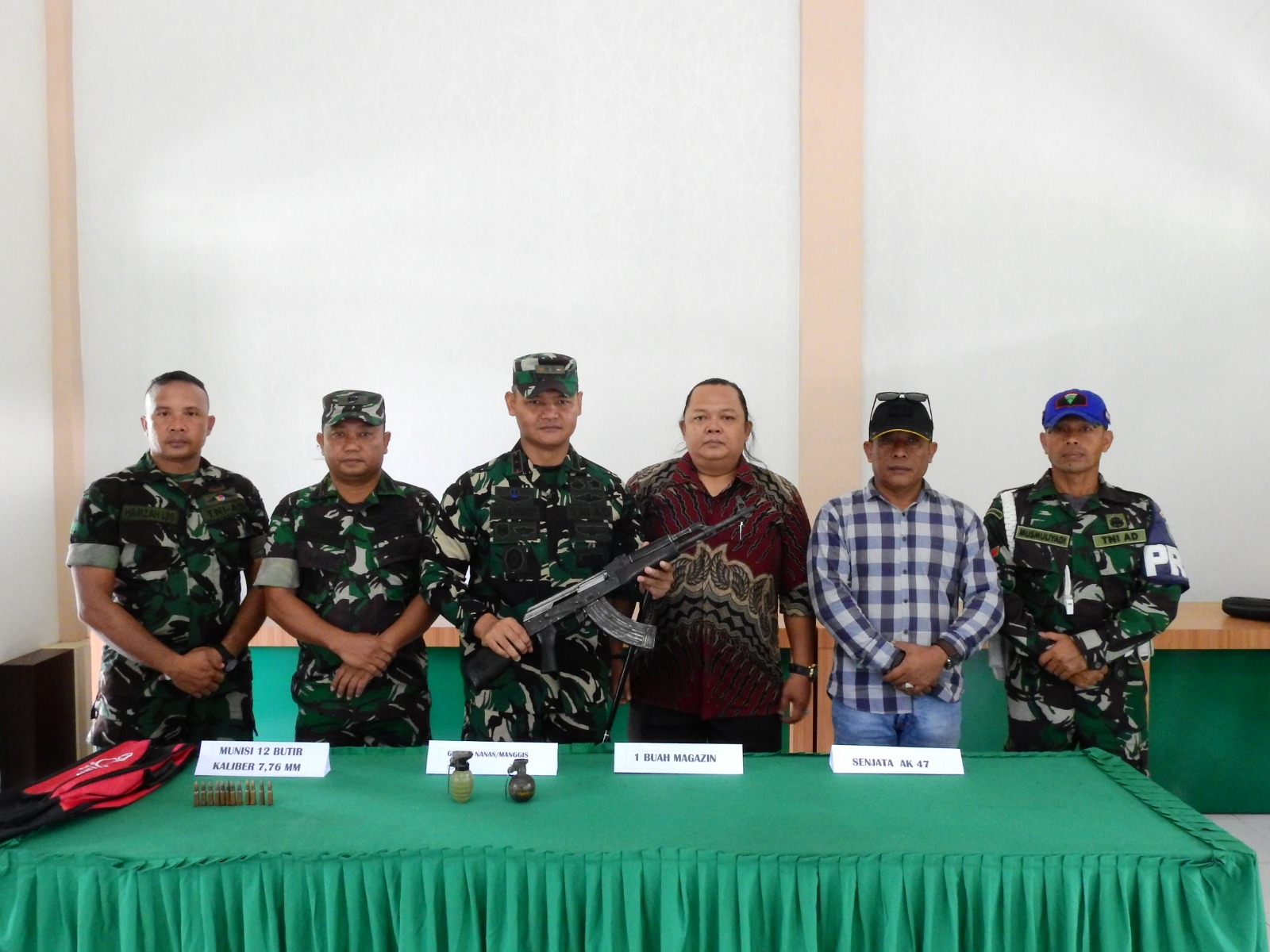 Kodim Aceh Tamiang Terima AK 47 dan Geranat Sisa Konflik dari Mantan Kombatan GAM