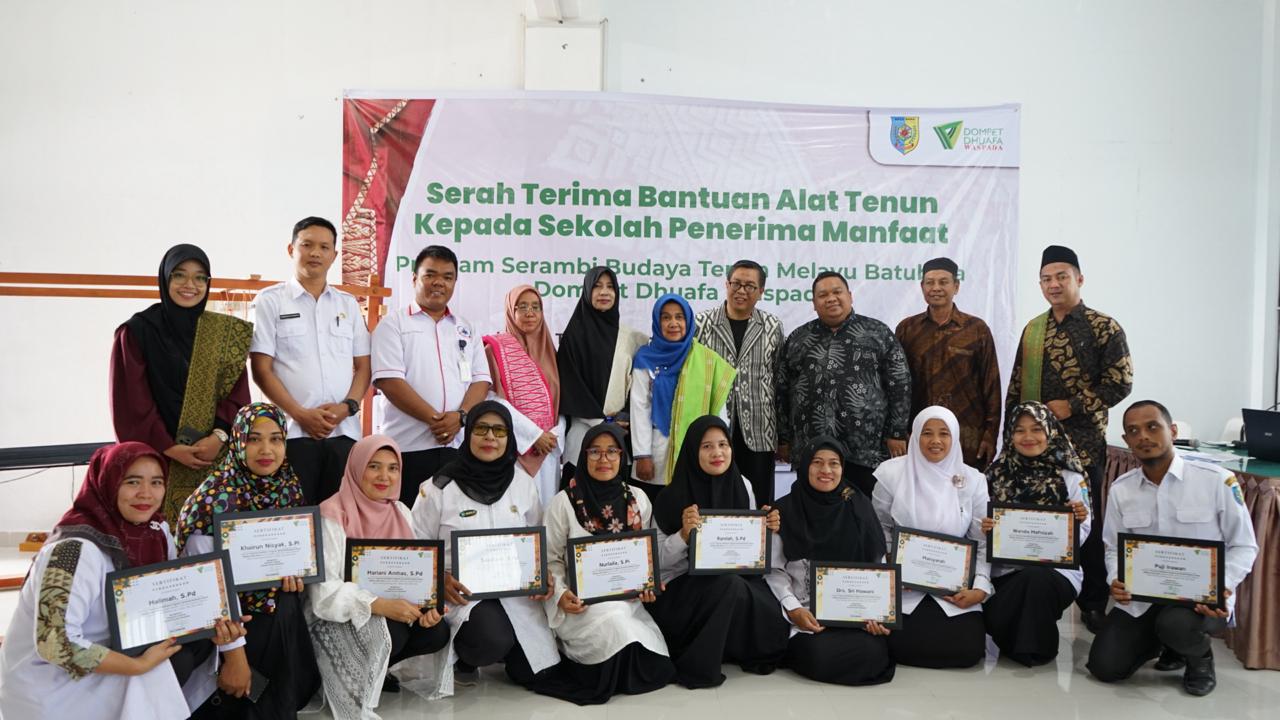 DD Waspada Serahkan Alat Tenun untuk Program Serambi Budaya Tenun Melayu di Batubara