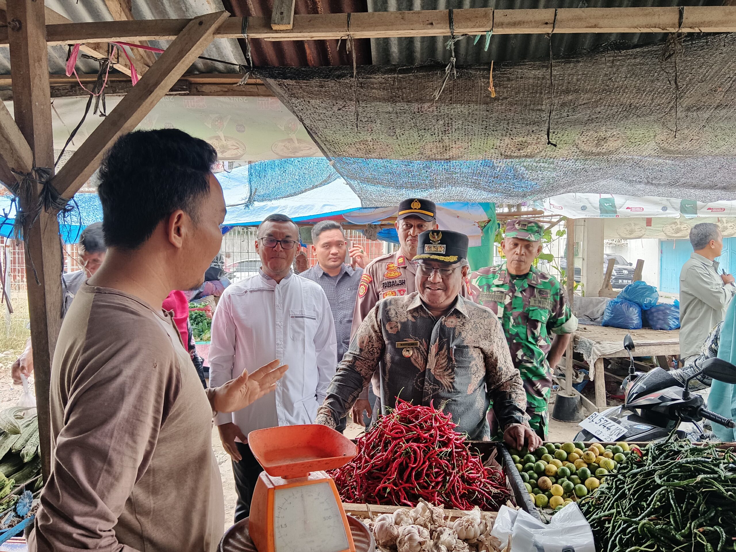 Pj Bupati Aceh Utara meninjau pasar Krueng Guekueh jelang ramadhan. (Dok. Humas Aceh Utara)