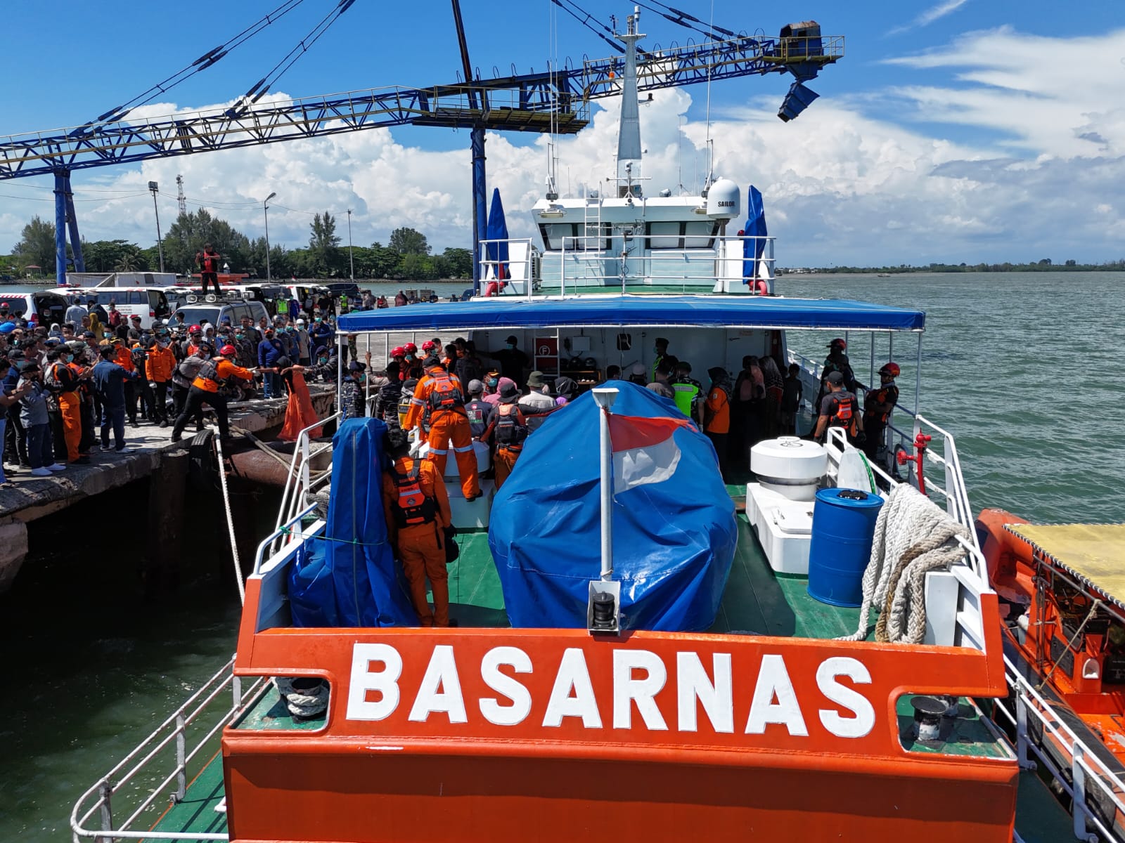 Tim SAR Selamatkan 69 Pengungsi Rohingya yang Mengapung di Laut Aceh Barat