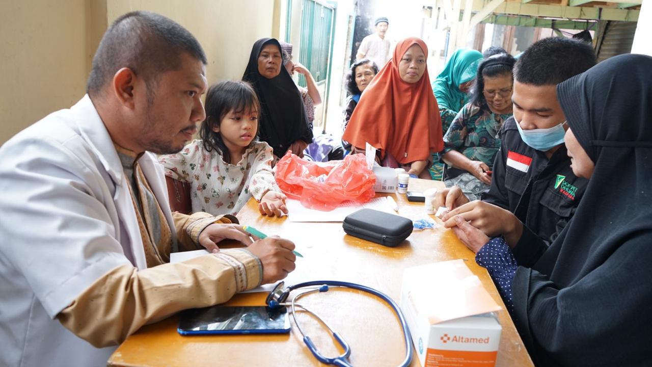 Program ALS DD Waspada Beri Pengobatan Gratis dan Baju Layak Pakai di Karo