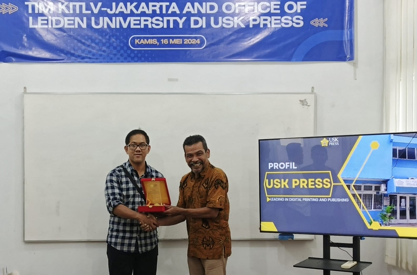 Lengkapi Koleksi Bernuansa Aceh, KITLV Universiti Leiden Sambangi USK Press