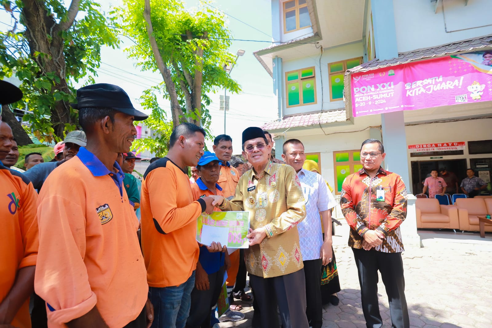 Pj Wali Kota Banda Aceh Serahkan Zakat untuk 603 Petugas Kebersihan