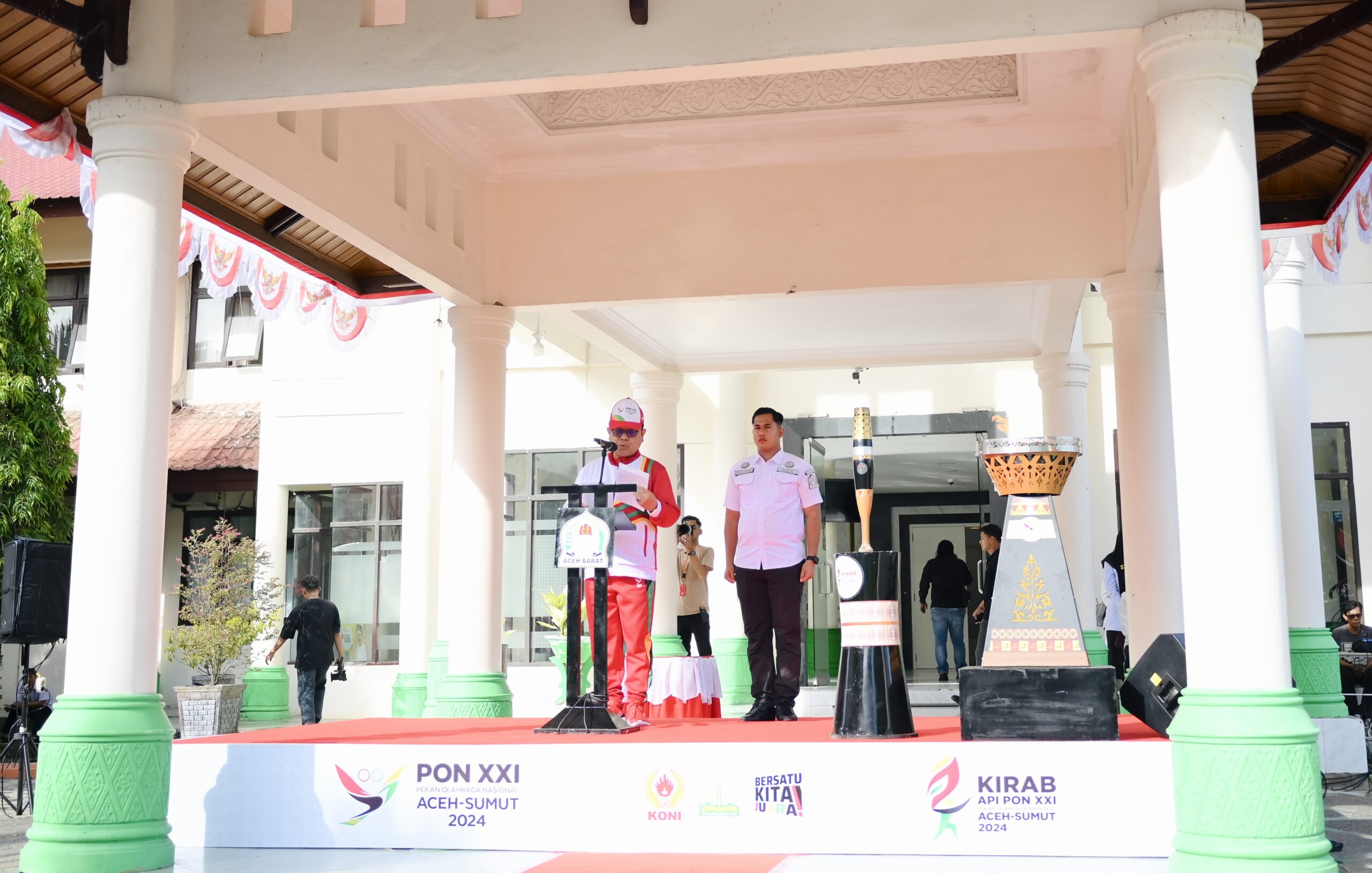 Kirab Obor PON XXI Disambut Meriah di Aceh Barat, Pj. Bupati Ikut Berlari Membawa Obor