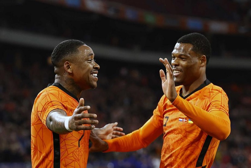 Steven Bergwijn saat membela timnas Belanda.