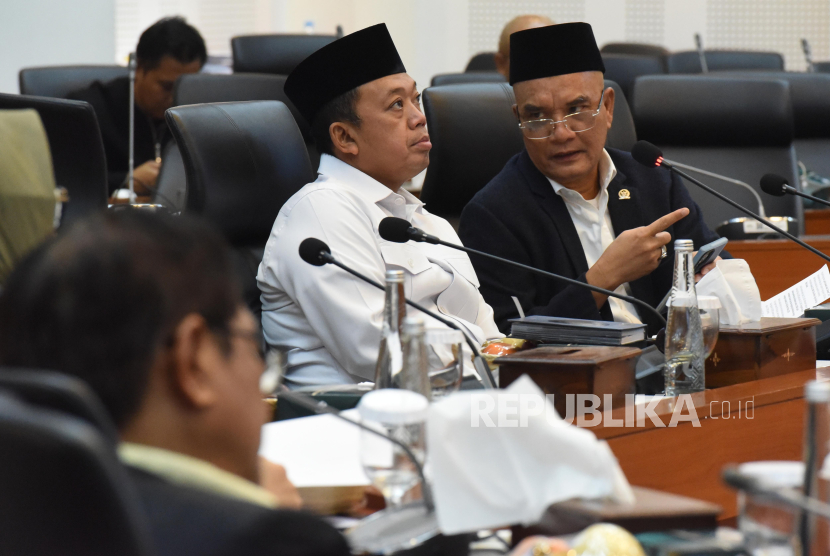 Ketua Panitia Khusus (Pansus) Angket Haji Nusron Wahid (kiri) dan Wakil Ketua Pansus Marwan Dasopang (kanan) memimpin Rapat Pansus Angket Haji yang menghadirkan Direktur Jenderal Penyelenggaraan Haji dan Umrah (PHU) Kementerian Agama Hilman Latief, di Ruang Badan Anggaran DPR, Gedung Nusantara II, Kompleks Parlemen, Senayan, Jakarta, Rabu (21/8/2024). Dalam Rapat tersebut Pansus Angket Haji meminta penjelasan mengenai penyelenggaraan Ibadah Haji 2024, salah satunya terkait dugaan penyalahgunaan alokasi kuota haji tambahan.