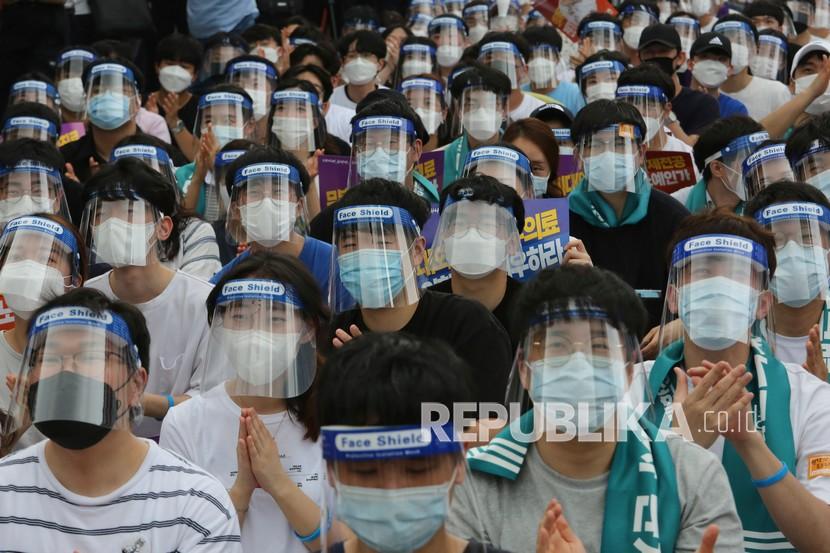 Para dokter menghadiri unjuk rasa menentang kebijakan medis pemerintah di Seoul, Korea Selatan. Pemerintah Korsel akhirnya mengirim dokter militer ke rumah sakit.